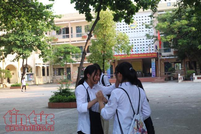 Kết thúc môn thi Toán: Đề thi khó, thí sinh khóc nức nở ảnh 6